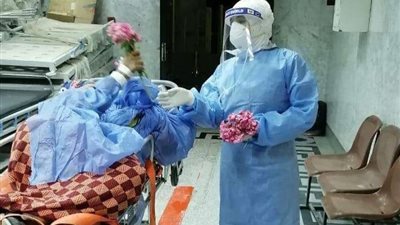 مستشفى سوهاج التعليمي تستقبل 9 مصابين بكورونا بالورود