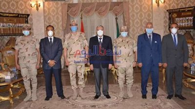 محافظ المنيا يكرم المستشار العسكري السابق