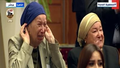 بكاء وتصفيق بحرارة لسيدة أثناء ظهور أبطال حرب أكتوبر على المسرح