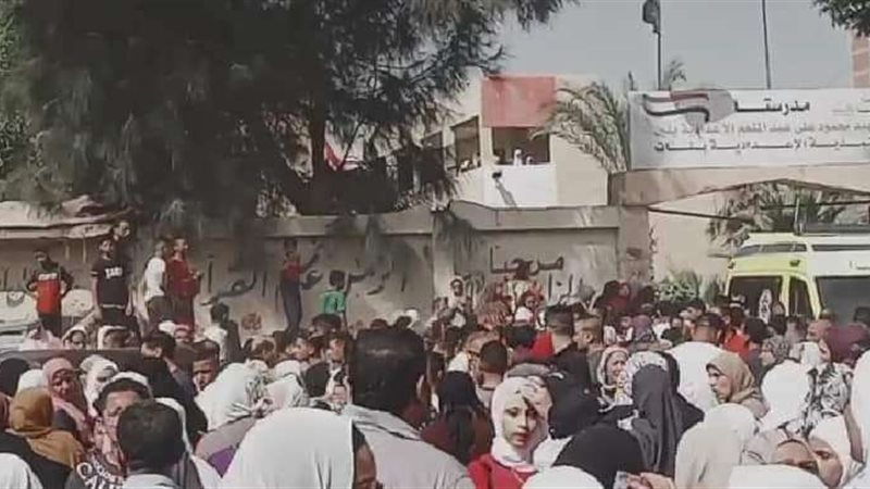 انهيار سور مدرسة