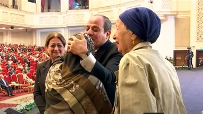 الرئيس السيسي يقبل رأس أهالي أبطال حرب أكتوبر