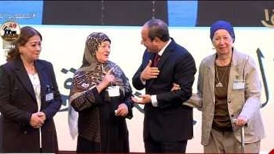 الرئيس السيسي يقدم التحية لأسر أبطال حرب أكتوبر