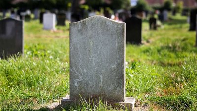 دار الإفتاء توضح حكم الصلاة في أراضي كانت مقابر