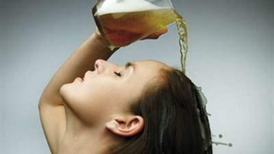 أحدث صيحات العناية بالشعر.. البيرة ومكون آخر غير متوقع