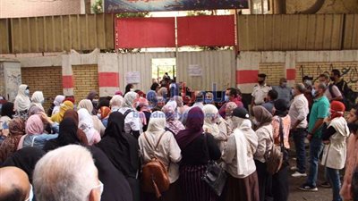 برغم كورونا.. زحام وأحضان أمام مدرسة المنيرة بالسيدة زينب لامتحانات الثانوية العامة