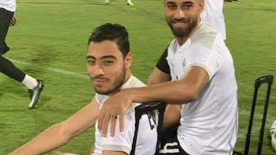 في لفتة جميلة.. السولية يساعد أكرم توفيق في مران الأهلي اليوم