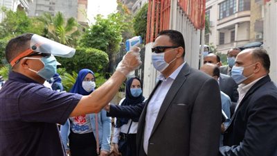 محافظ الدقهلية يشرف على دخول الطلاب والطالبات للجان الامتحانات