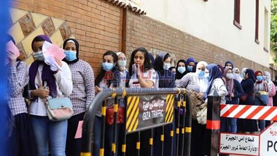 تكدسات طلابية أمام مدرسة الأورمان بالدقي في أول ايام امتحانات الثانوية العامة 2020