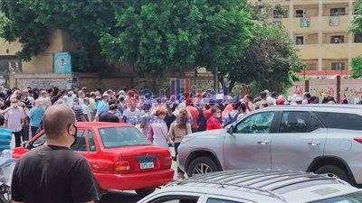 بالكمامات والازدحام.. أولياء الأمور ينتظرون طلاب الثانوية العامة أمام مدارس الهرم