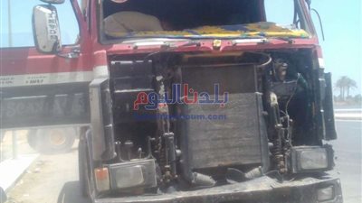 رفع آثار انقلاب سيارة نقل محملة بالزلط أعلى محور عدلي منصور ببني سويف 