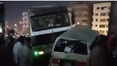 تريلا تقتحم موقف الألف مسكن وتصيب عدة أشخاص إصابات خطيرة