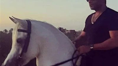 أحمد فلوكس يشارك جمهوره استعراض مهاراته بالفروسية