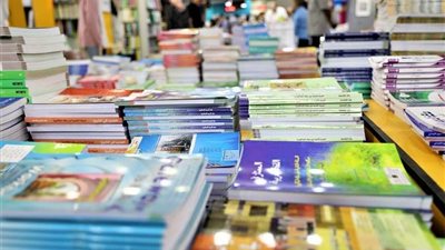 ضبط مالك مكتبه لبيع الكتب المدرسية الخارجيه بدون تفويض بالجيزة
