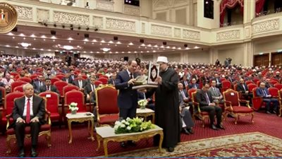 وزير الأوقاف يهدي الرئيس السيسي نسخة من القرآن الكريم