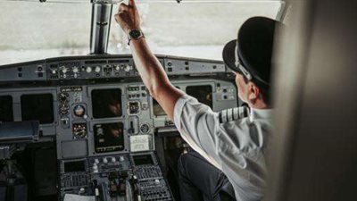 أصبح طيار بسبب صورة.. خبيرة طاقة: اجذب لابنك مهنته