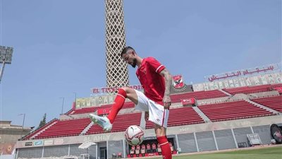 شاهد.. سافيو نجم الأهلي الجديد برفقة زوجته في أول 