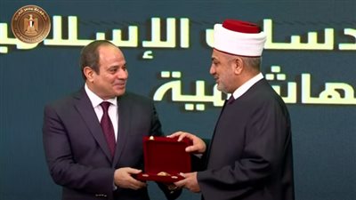 الرئيس السيسي يكرم وزير الأوقاف الأردني