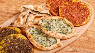 لعشاق المعجنات.. طريقة عمل فطيرة الزعتر بالجبنة