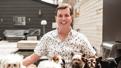 رجل يحول منزله ملجأ للحيوانات المسنة بسبب حادث أليم.. صور