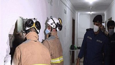 قفز من الدور السابع.. لحظة استخراج جثة الشاب المنتحر في الكويت