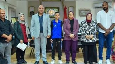 وكيل تعليم بورسعيد تكرم طالبا بالمرحلة الإعدادية لأمانته