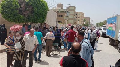 طلاب الثانوية بالمنيا يشيدون بسهولة امتحان اللغة العربية.. ومراقبي اللجان: الوزارة نجحت في تطبيق الإجراءات