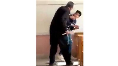 في يوم المعلم العالمي.. مدرس ينهال على قفا طالب بالصف الخامس الابتدائي