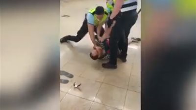 الشرطة الإسبانية تعتدي بالضرب على ركاب محطات القطارات لعدم ارتدائهم 