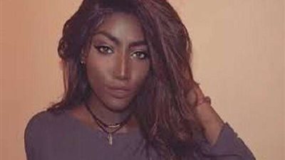 شاهد عارضة أزياء سعودية تتعرض للتنمر بسبب شعرها