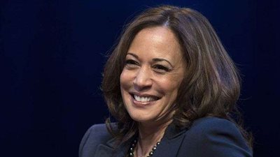 السائق اصطدم برصيف.. نائبة الرئيس الأمريكي تتعرض لحادث سير بواشنطن