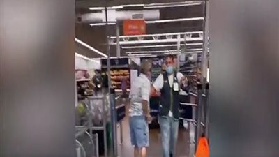 شاهد رد فعل حارس أمن حاول مسن الدخول إلى متجر بدون كمامة
