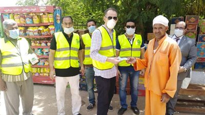 مستقبل وطن بسوهاج: توزيع المواد المطهرة والكمامات في الشوارع