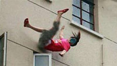 ربة منزل تلقي طفليها من البلكونة لمرورها بأزمة نفسية بحلوان