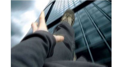 في ظروف غامضة.. مصرع شاب سقط من الدور الثامن بالطالبية