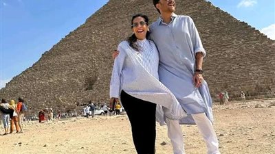 يدا بيد نصنع الذكريات.. نجم بوليوود أنيل كابور يزور الأهرامات مع زوجته
