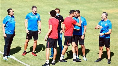 سيزا يحاضر لاعبي الأهلي في غياب فايلر