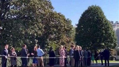 مشهد فكاهي.. بايدن يجري من الصحفيين عند سؤاله عن بوتين