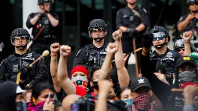 بالصور.. متظاهرون في أمريكا يتحدون ترامب بهذه الخطوة المفاجئة