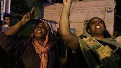 بالفيديو.. ما السر وراء وزن النساء في مطارات السودان قبل السفر؟