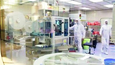 صور من المصنع.. إنتاج عقار كورونا في مصر