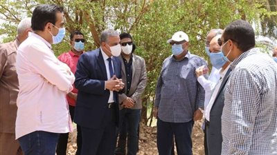 محافظ سوهاج يتفقد مشروعات طرق وصرف صحي بتكلفة 74 مليون جنيه