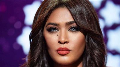 فنانة سعودية تثير الجدل بعد رقصها بمحل تجاري (فيديو)