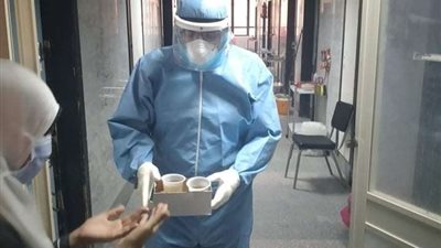 مستشفى سوهاج التعليمي تقدم مشروبات ساخنة لمرضى كورونا بقسم العزل