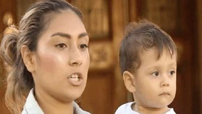 تتعمد إصابته بحمى خطيرة.. شاهد| امرأة تسعل في وجه رضيع