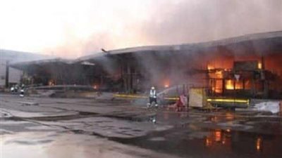 شاهد.. حريق ضخم يلتهم أحد الأسواق ويدمر عشرات المحال