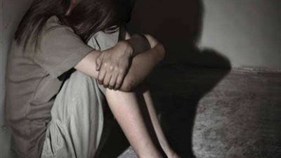 لمدة 5 سنوات.. تفاصيل احتجاز فتاة على يد والدها واشقاؤها