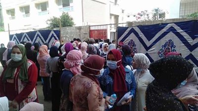 تكدس وزحام أمام إحدى لجان الثانوية العامة بطوخ رغم التحذيرات