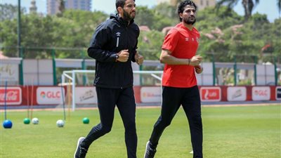 مدرب الأهلي يجتمع بشريف إكرامي