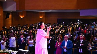 في حفل جامعة مصر للعلوم.. شيرين: بيتي اتخرب واللي ييجي عليا ما بيكسبش