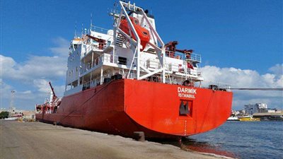 بحمولة 4400 طن صودا كاوية.. ميناء غرب بورسعيد يستقبل السفينة DARMIK